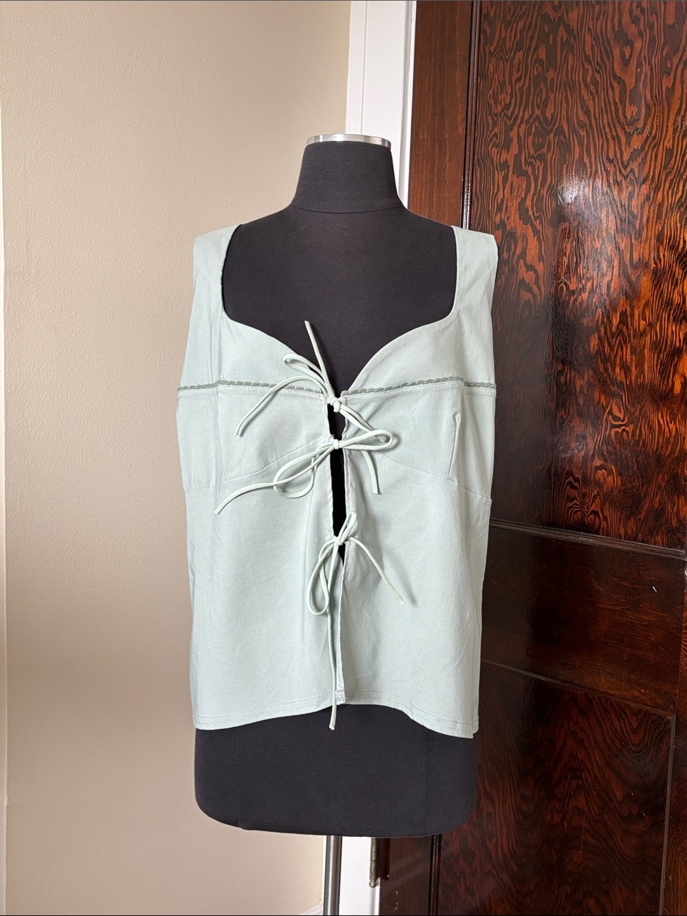 Pretty Little Thing Sage Tie-Front Sleeveless Crop Top NWT